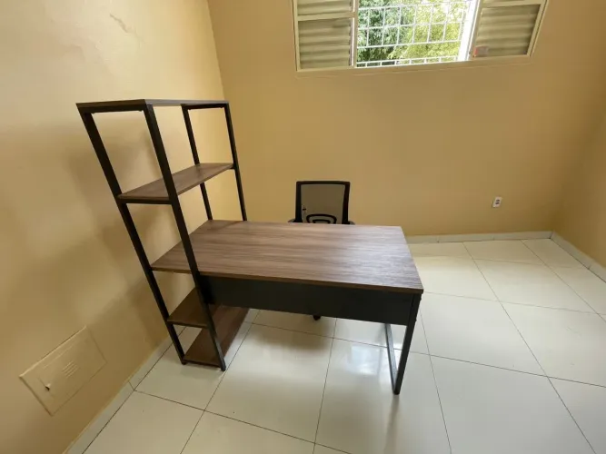 Mesa com estante integrada - Design moderno e funcional