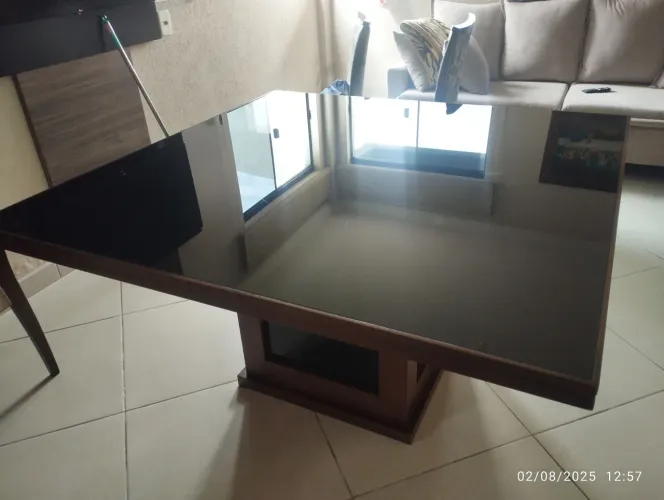 Mesa de centro com tampo de vidro