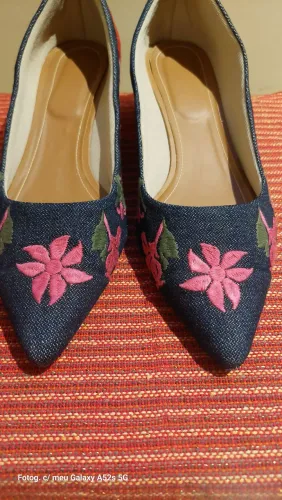 Sapato scarpin baixo com bordado