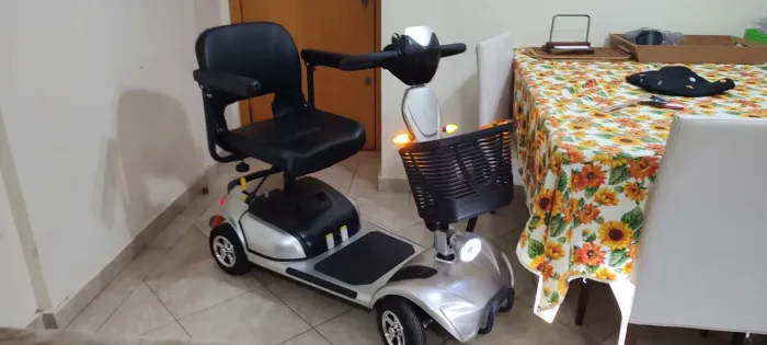 Cadeira de rodas motorizada scooter