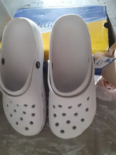 Chinelos Brancos Confortáveis