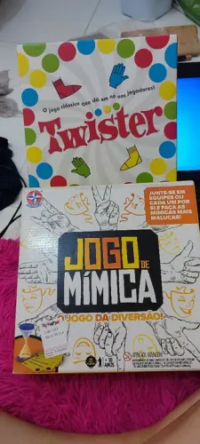 Jogo da mímica e twister