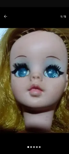 Boneca antiga Susi faz poses década de 80