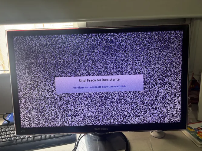 TV / Monitor Samsung, 27 polegadas.