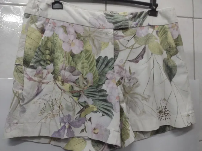 Short floral feminino Le Lis Blanc n.42 em ótimo estado de conservação 