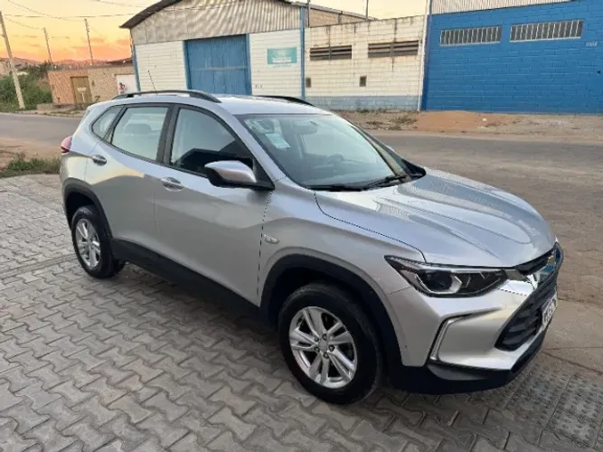 Tracker modelo 2023 revisado, único dono, impecável. 