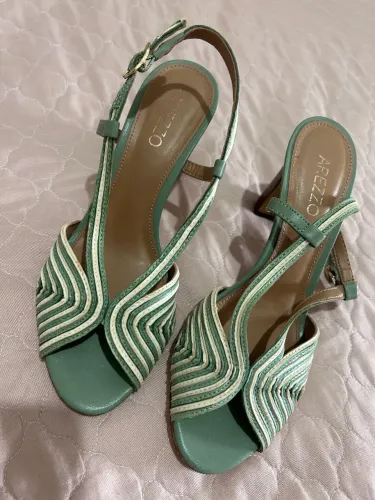 Vendo sandália Arezzo.