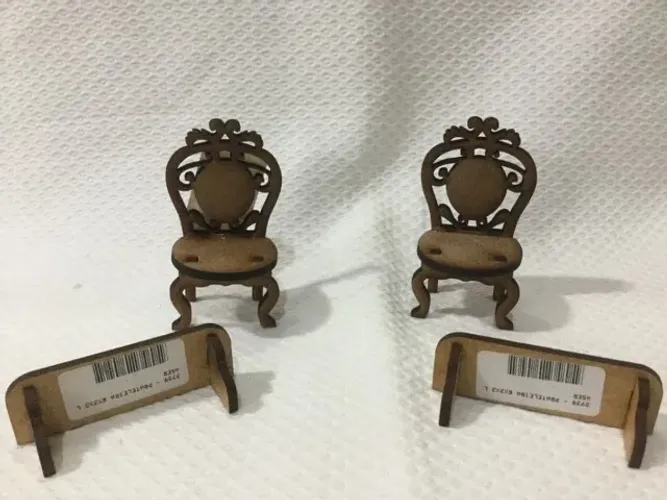 Miniaturas MDF 2 Cadeiras Colonial + 2 Prateleiras Suspensas