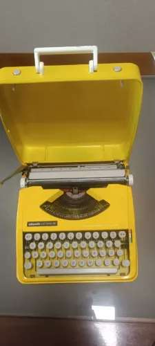 Máquina de escrever Olivetti lettera 82 