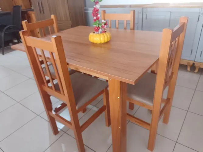 Mesa de madeira de eucalipto nova com 4 cadeiras