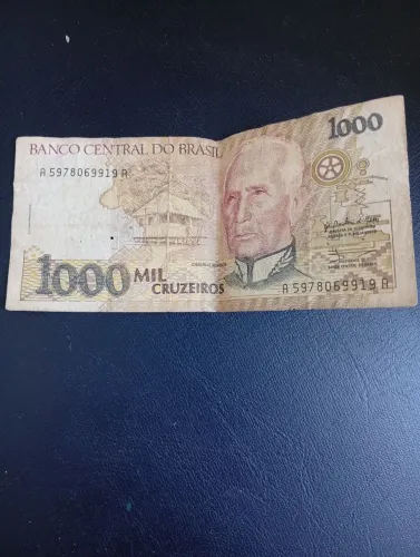 Vendo nota de 1.000, um mil cruzeiro.