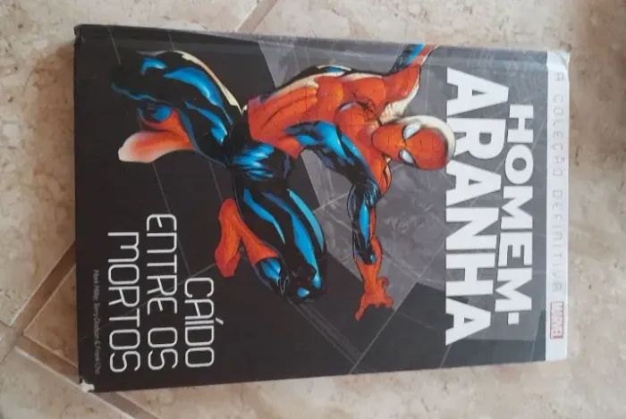 homem aranha caido entre os mortos