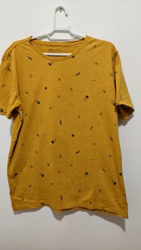 camisa pool amarela com detalhes em preto tamanho P