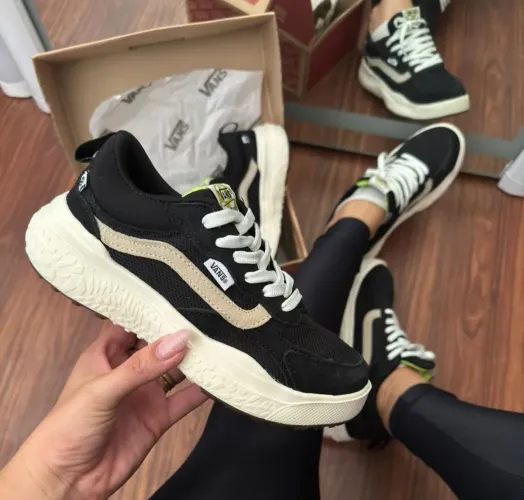 Tênis Vans - preto com detalhes em bege