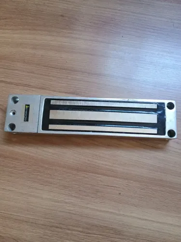 Duas Fechaduras  Eletromagnéticas  ( 200 KGF ).
