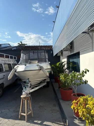 Vende uma lancha com carretinha