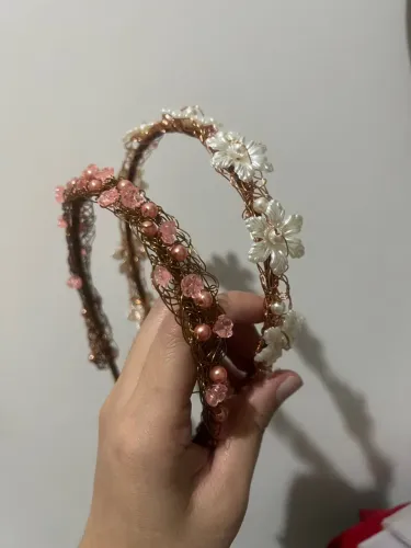 Tiara Artesanal com Flores e Pérolas