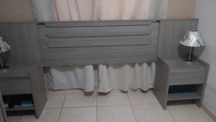 Vendo cabeceira universal serve pra todos os tamanhos de camas tem regulagem 
