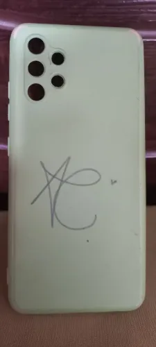 Capa de celular verde autografada pela Ana castela