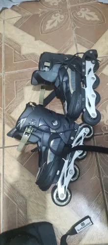 Patins Gonew Preto e Dourado (Ajustável 39-42)semi-novo com todos equipamentos de proteção