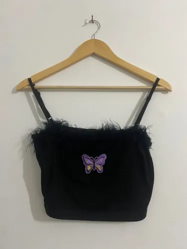 Top cropped de borboleta preto e lilás jovem confortável fofo