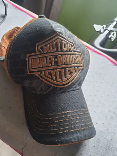 Boné Harley-Davidson com pin do Motor Evolution em alto relevo