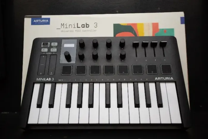Teclado Midi Arturia Minilab 3 praticamente novo