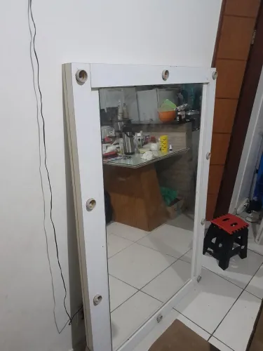Vendo espelho camarim com as luzes incluso. Dimenções1,50 x 1,20