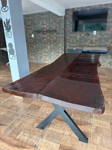Mesa rústica de madeira maciça 