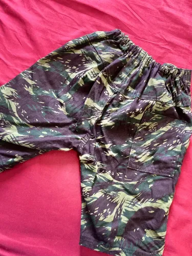 Bermuda infantil verde militar