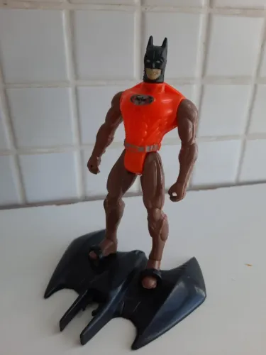 Boneco do Batman de traje laranja clássico anos 90