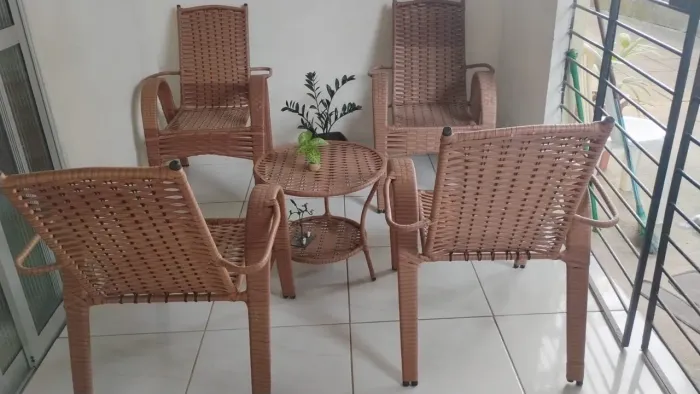 Jogo de Terraço em Fibra Sintética - 4 Poltronas + Mesa de Centro