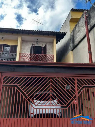 Casa com 3 quartos sendo 1 suíte e 2 vagas de garagem.