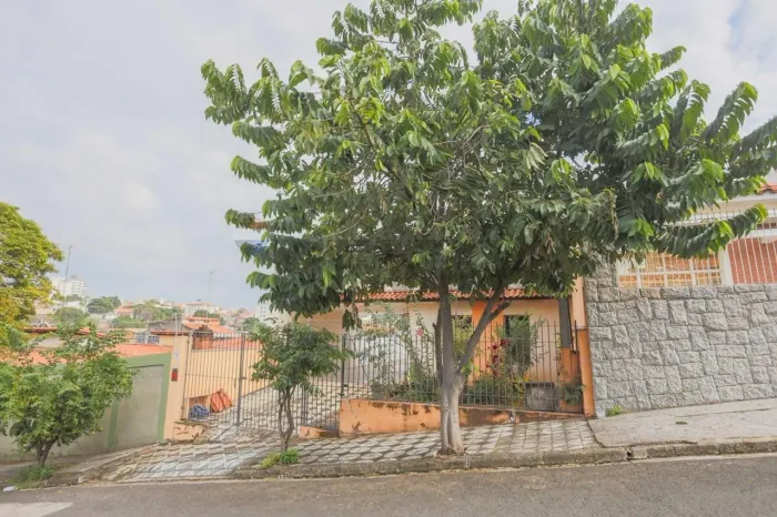 Casa à venda com 2 quartos, amplo terreno, Edícula e Garagem para 6 Veículos na Villa Truj