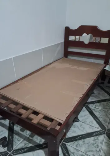 Cama Conservada solteiro madeira
