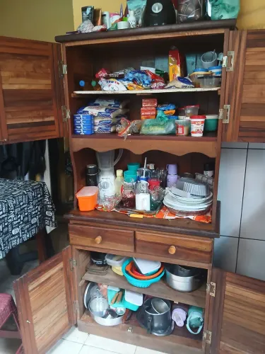 Vende-se esse guarda louças