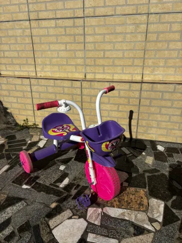 Triciclo Rosa e lilás