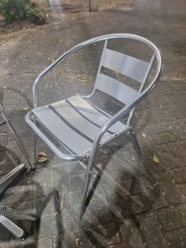 Cadeira de alumínio e mesa
