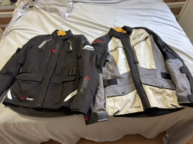 Jaqueta Alpinestar preta feminina e outra masculina