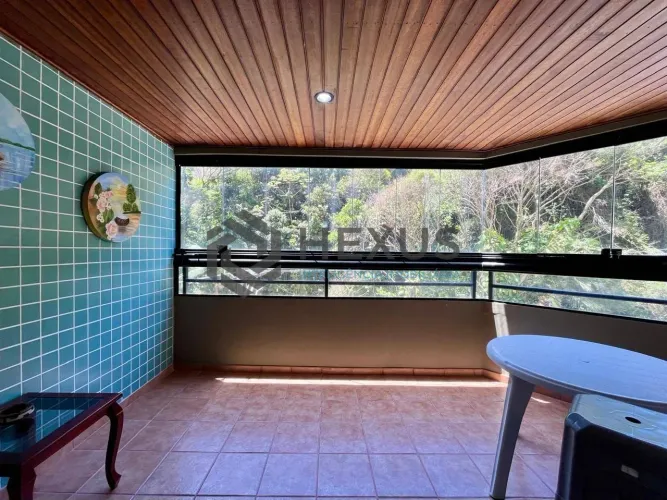 Apartamento com varanda e lazer na beira mar da Praia das Pitangueiras, Guaruja