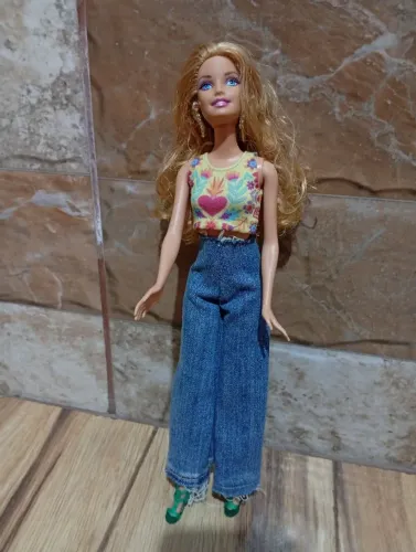 Barbie boneca muito linda tem avaria na mão.