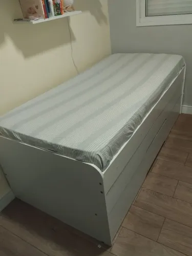 Cama de solteiro com cama auxiliar e duas gavetas.