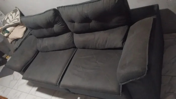 Vende-se uma sofá de 3 lugares e 2potronas 