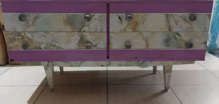 Cômoda Vintage Retrô estilo anos 60/70 -Pés  Palito e acabamento  Marmorizado.