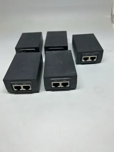 injetor PoE (Power over Ethernet) da marca Ubiquiti Networks