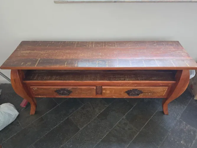 Rack para sala de estar. Excelente estado e características únicas, madeira de demolição.