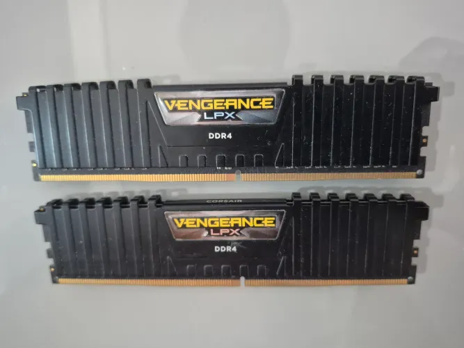 Memória corsair ddr4 2x8gb