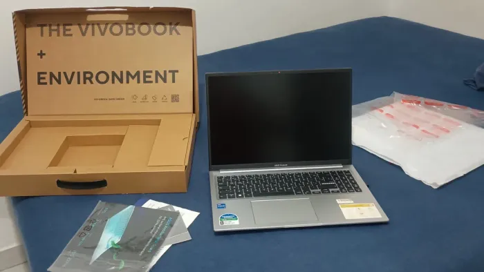 Uma impressora e um notebook