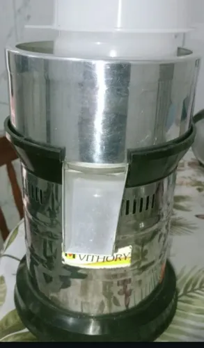 Extrator de suco VITHORY inox muito novo.