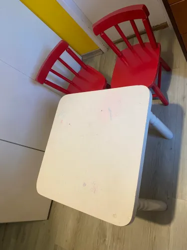 Mesa infantil com duas cadeiras